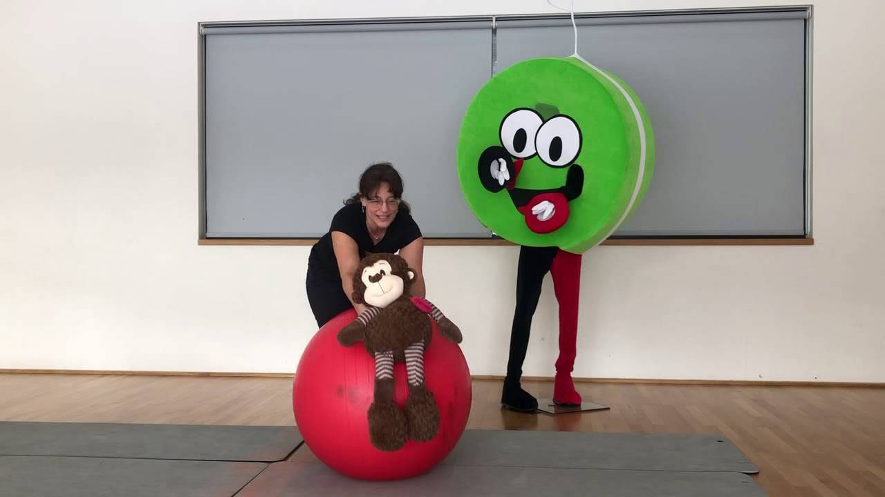 Domácí cvičení pro batolala s&nbsp;míčem