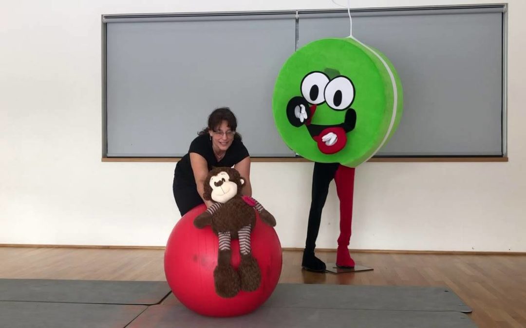 Domácí cvičení pro batolala s&nbsp;míčem